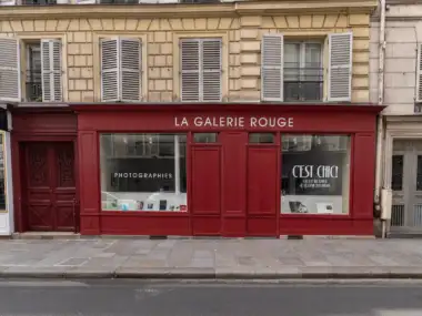 Facade de la galerie rouge Ă Paris avec une devanture bordeaux et des vitrines.