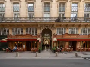 La façade historique du Bistrot Vivienne devant l'entrée de la célèbre Galerie Vivienne parisienne.
