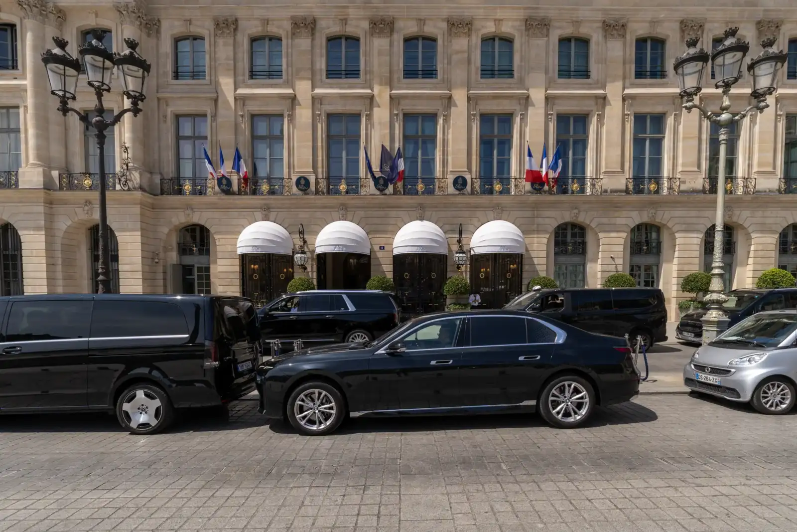 Vue de la splendide façade en pierre claire de l'hôtel Ritz à Paris.