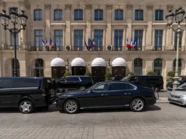 Vue de la splendide façade en pierre claire de l'hôtel Ritz à Paris.