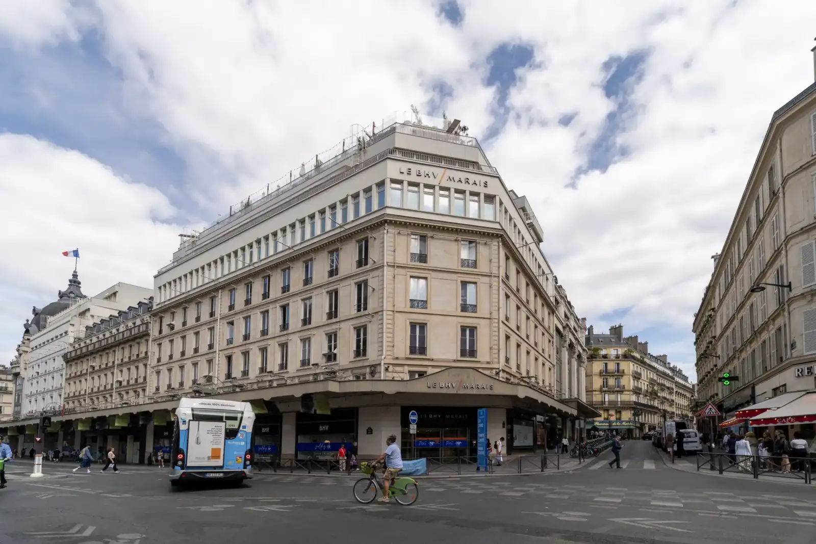 Vue extérieure de la façade du grand magasin Le BHV Marais à Paris.