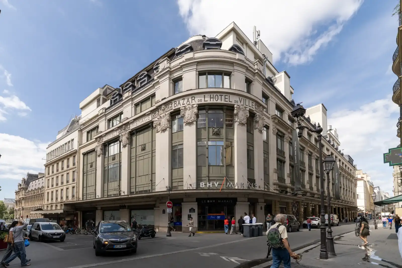 La façade imposante et lumineuse du grand magasin BHV Marais à Paris.