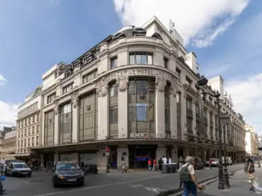 La façade imposante et lumineuse du grand magasin BHV Marais à Paris.