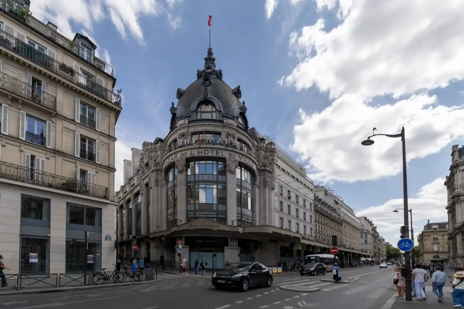 Façade impressionnante et dôme imposant du grand magasin BHV Marais à Paris.