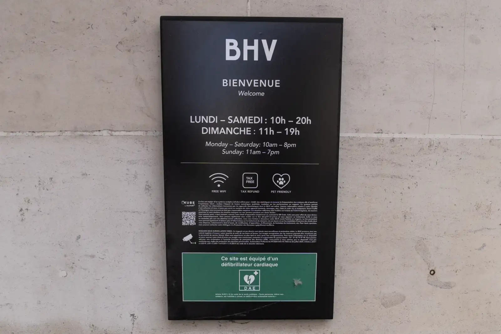Un panneau noir affiche les horaires du grand magasin BHV Marais à Paris.