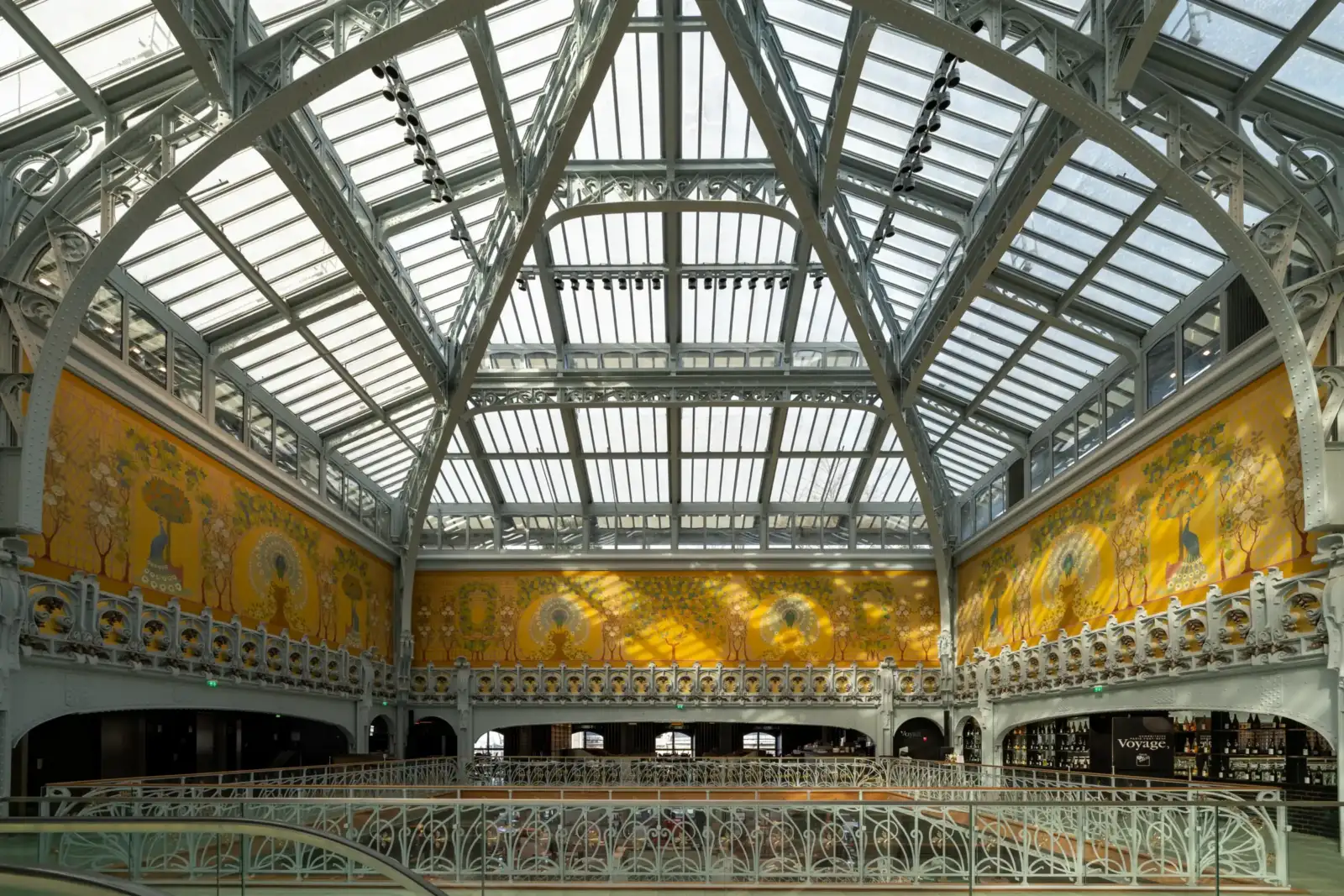 La verrière monumentale et les fresques Art nouveau du grand magasin parisien La Samaritaine.