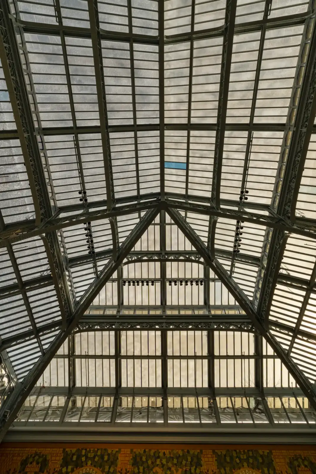 Une vue en contre-plongée de la verrière métallique historique du grand magasin La Samaritaine.