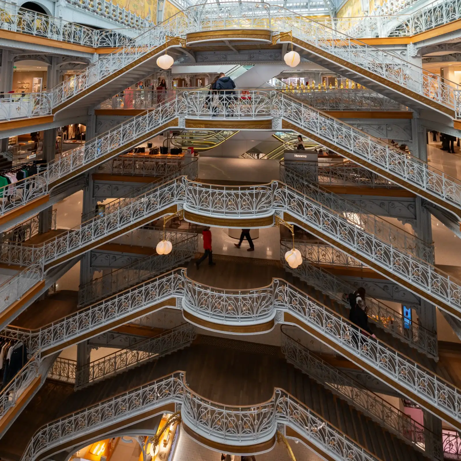 Vue plongeante sur les escaliers monumentaux en fer forgé du grand magasin La Samaritaine.
