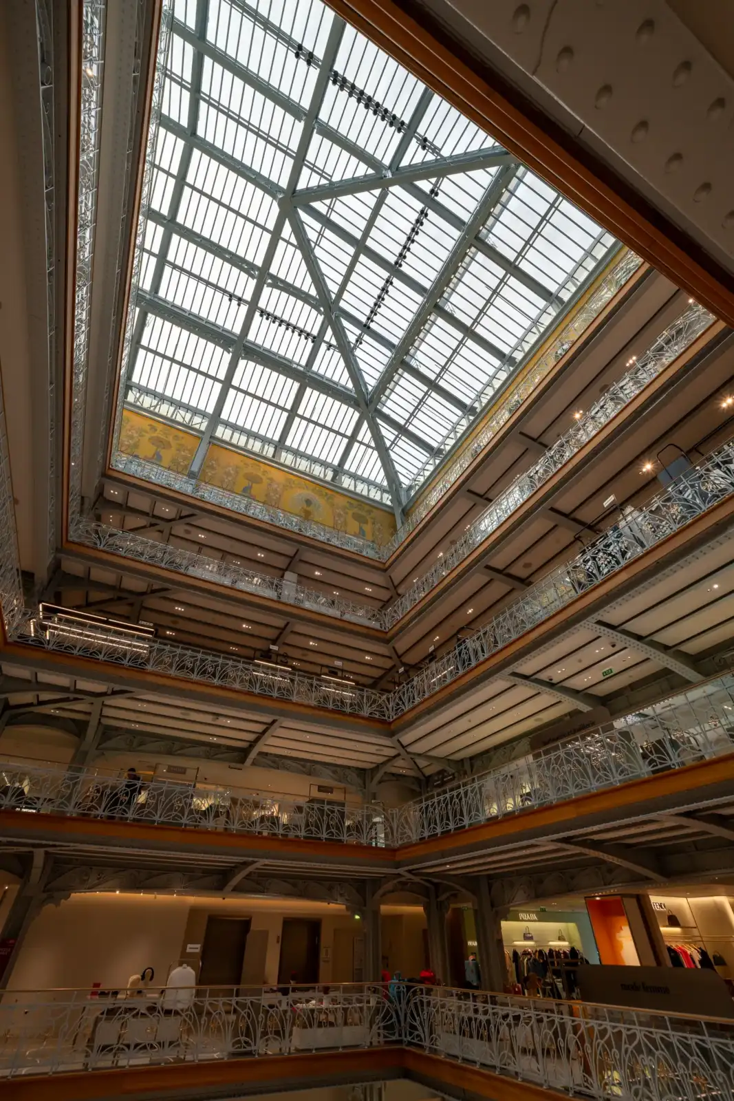 La verrière monumentale surplombe les étages élégants et les balustrades ouvragées de la Samaritaine.