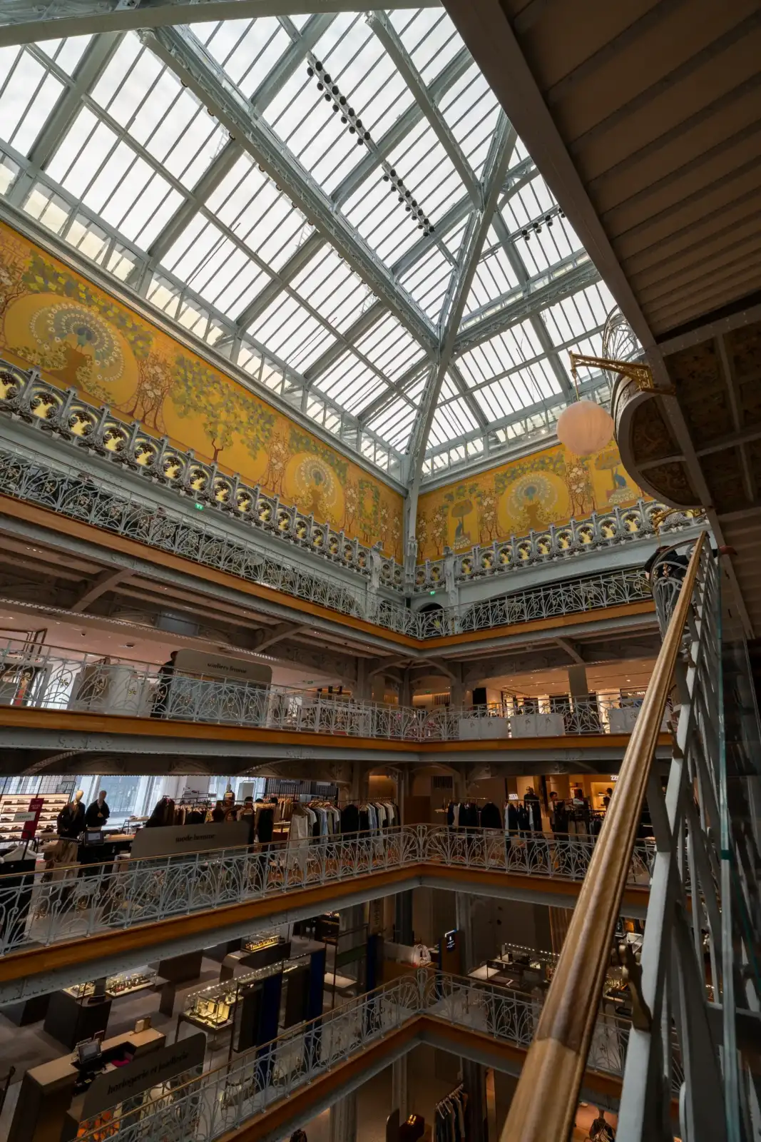 Vue intérieure de la verrière et des balcons décorés du grand magasin La Samaritaine.