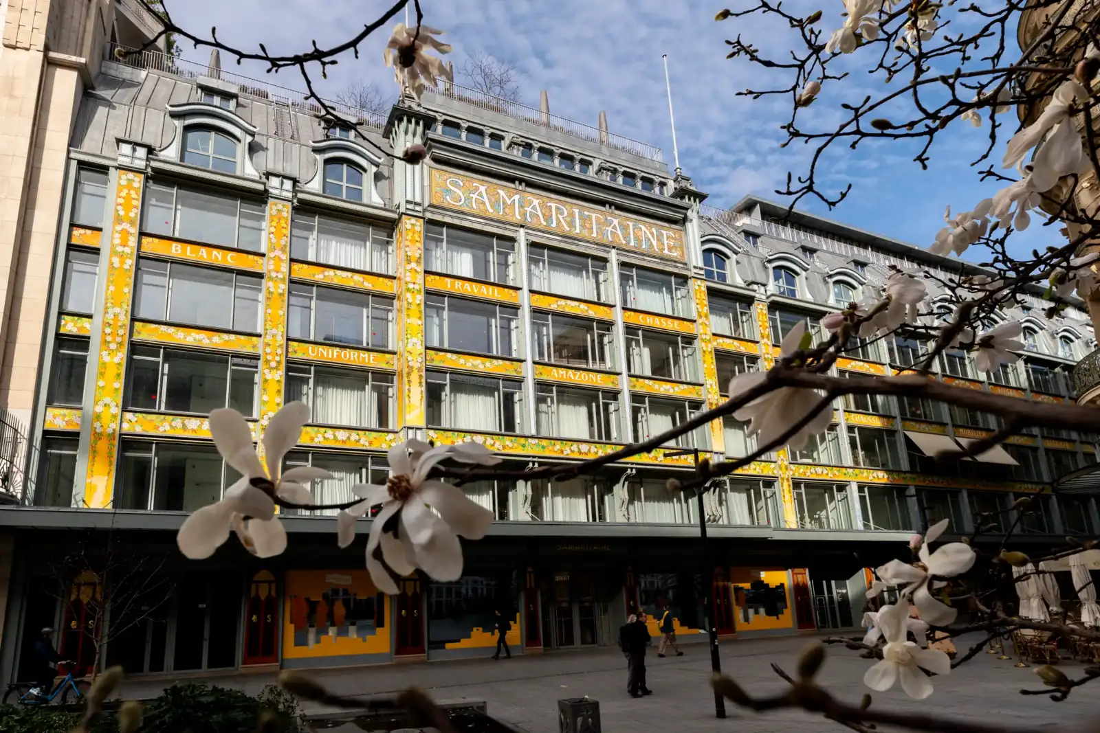 La façade jaune ornée de fleurs du grand magasin La Samaritaine à Paris.