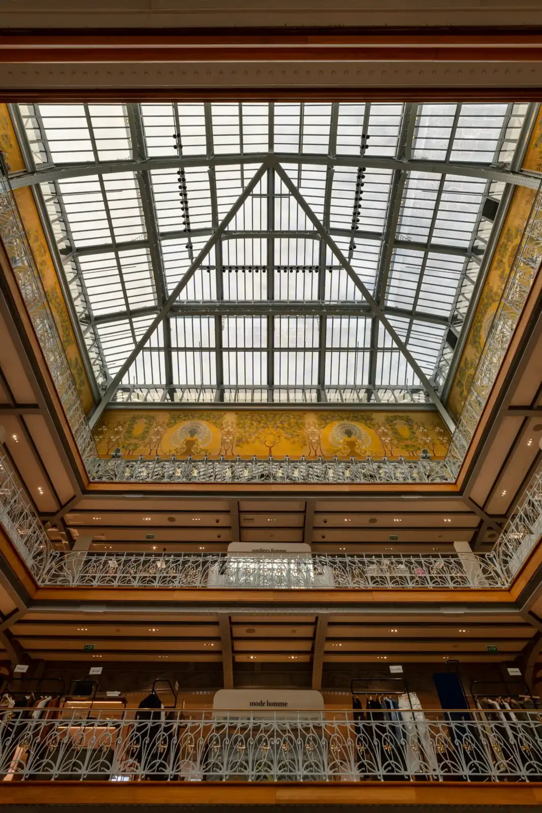 Vue en contre-plongée de la verrière monumentale et des étages décorés de La Samaritaine.