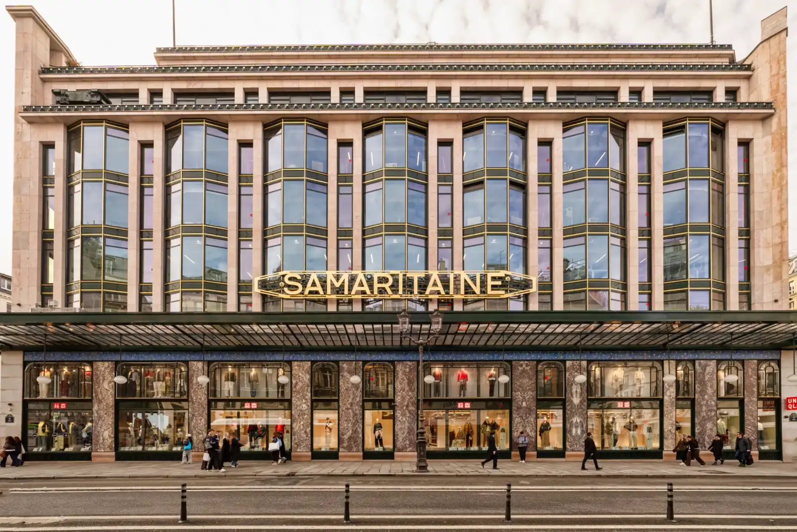 La façade monumentale du grand magasin La Samaritaine avec son enseigne dorée à Paris.