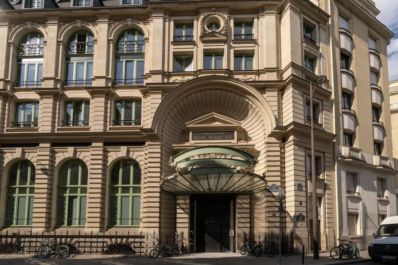 La façade élégante du grand magasin Le Bon Marché avec son entrée cintrée.
