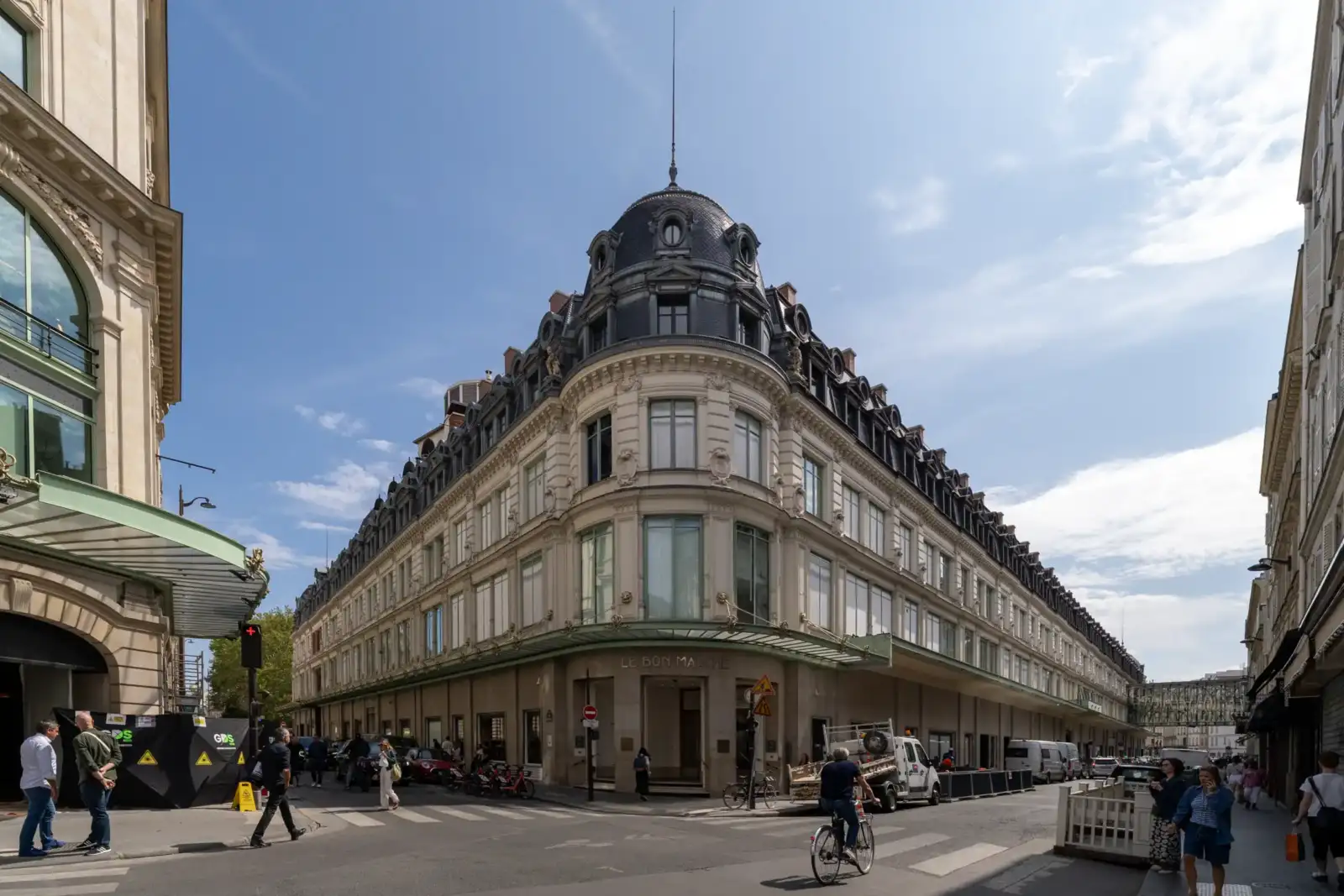 Vue extérieure de la magnifique façade du grand magasin Le Bon Marché à Paris.