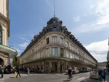 Vue extérieure de la magnifique façade du grand magasin Le Bon Marché à Paris.