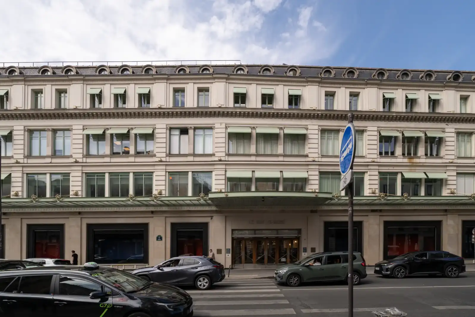 Vue de face du grand magasin Le Bon Marché Rive Gauche à Paris.