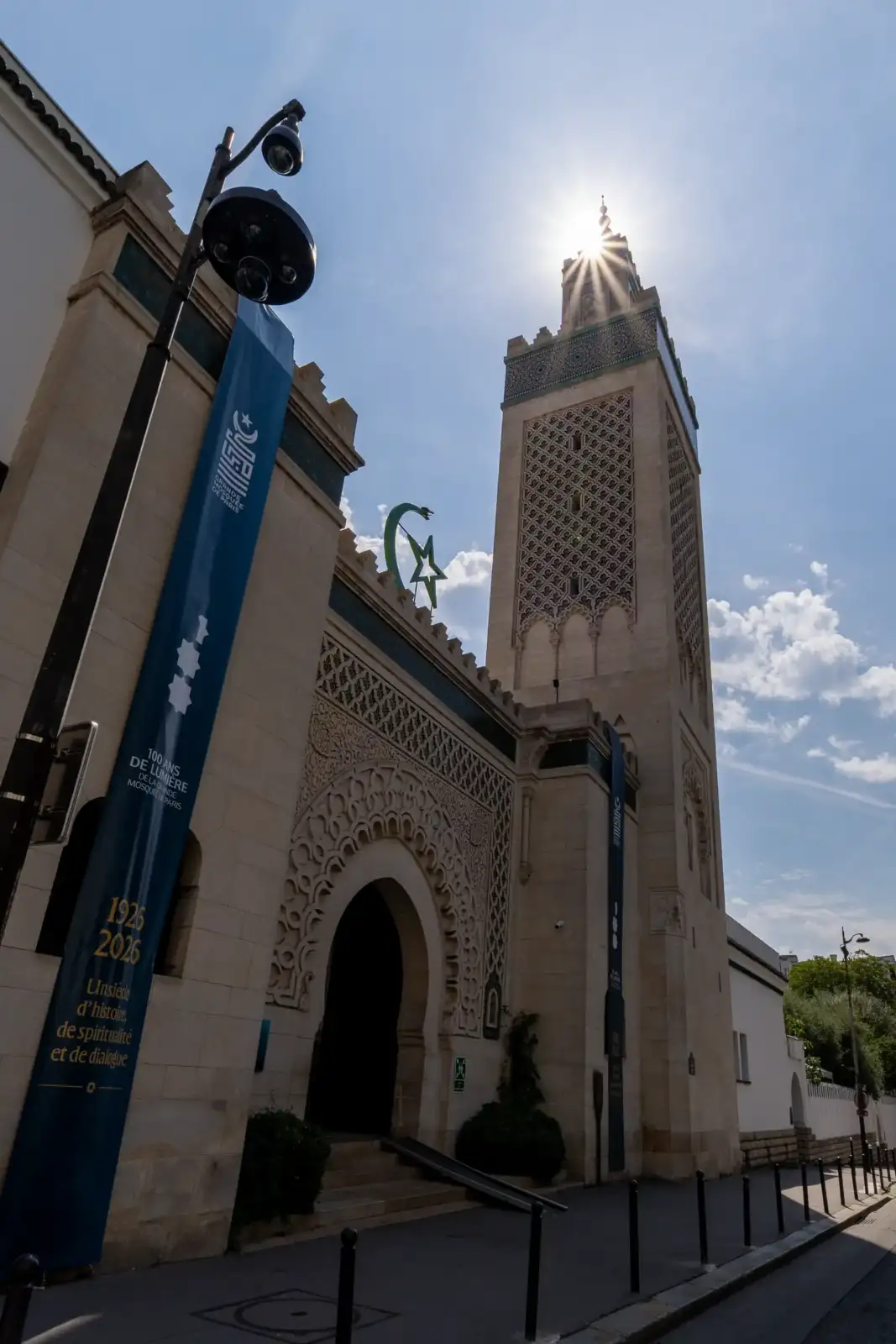 La façade sculptée de la Grande Mosquée de Paris s'illumine sous un beau soleil.