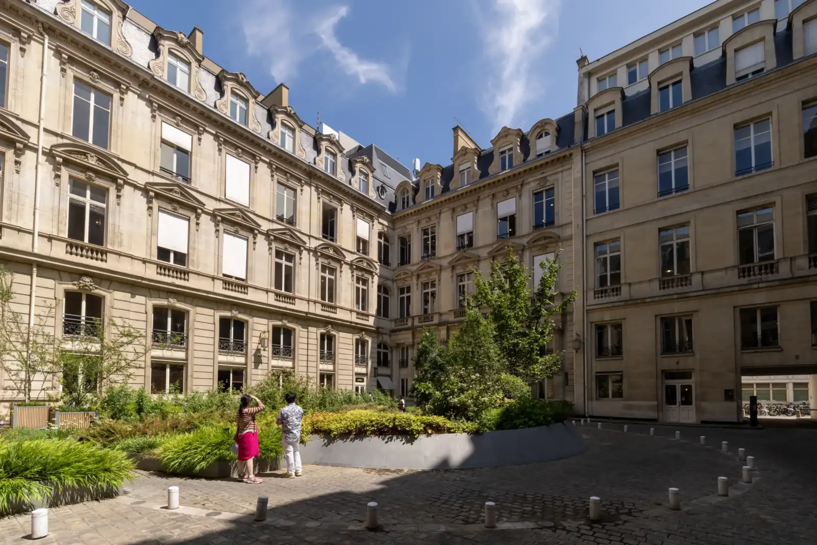 Vue de la cour pavée de l Hôtel Baudard de Saint James bordée de bâtiments.