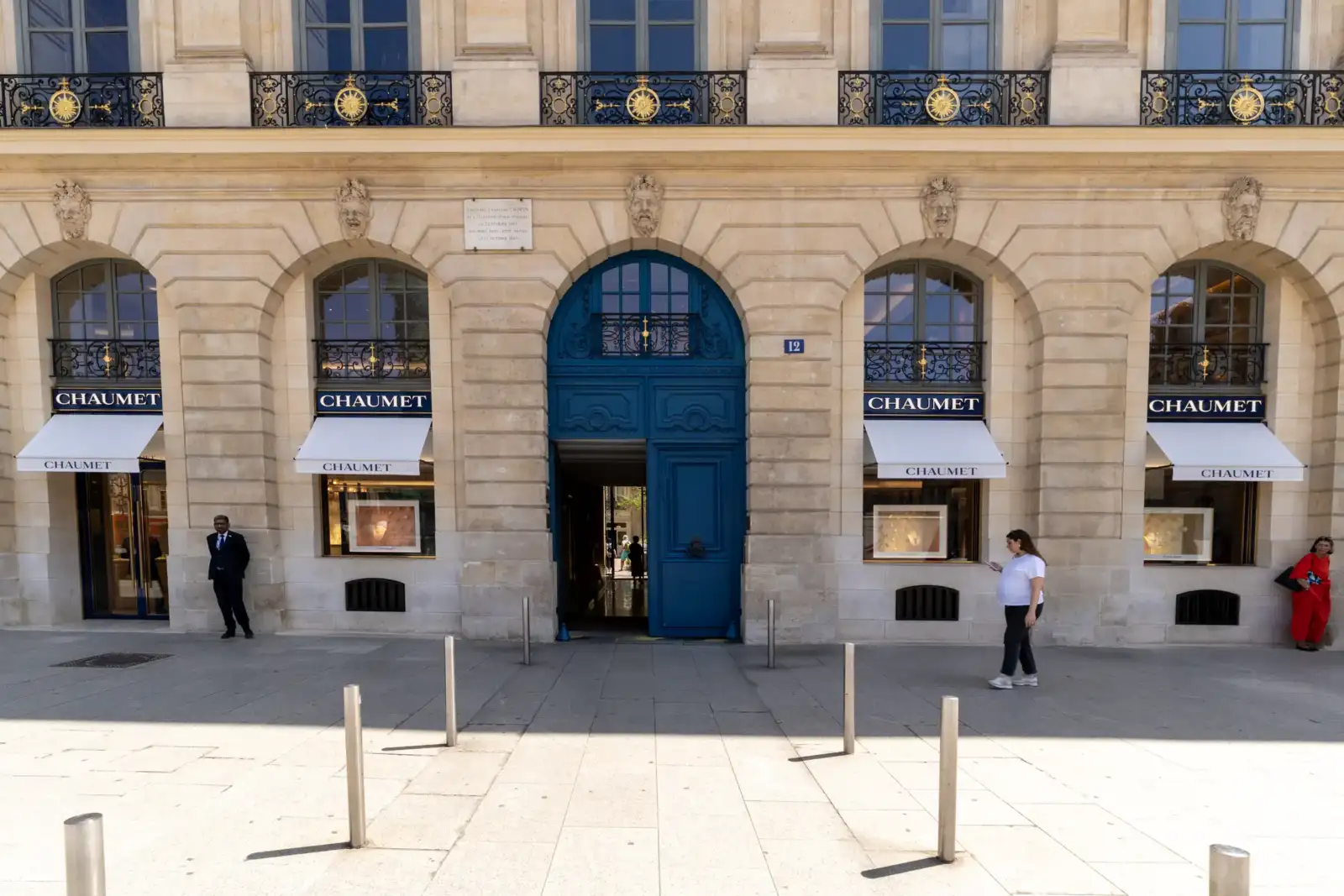 Façade en pierre claire de l'hôtel de Baudard de Saint-James avec la bijouterie Chaumet.