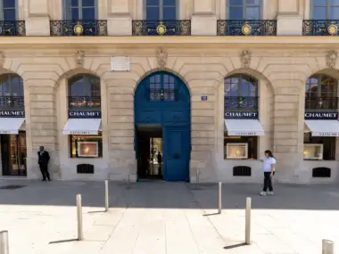 Façade en pierre claire de l'hôtel de Baudard de Saint-James avec la bijouterie Chaumet.