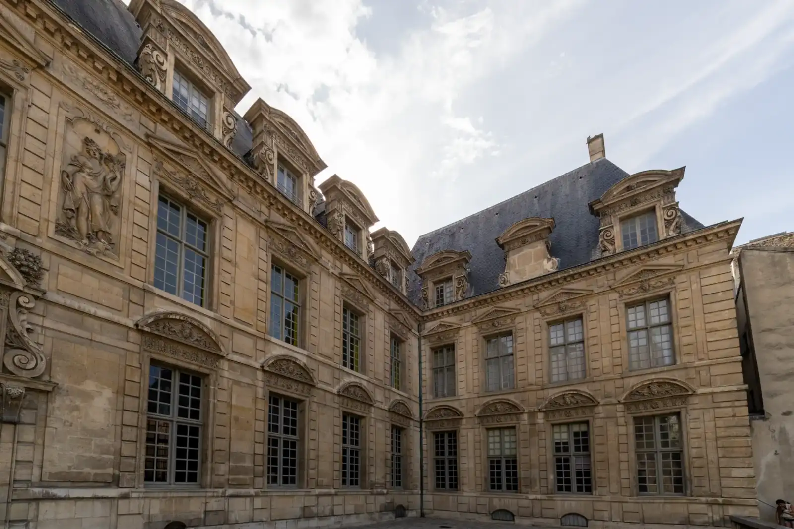 Vue en contre-plongée de la façade classique et sculptée en pierre de l Hôtel de Sully.