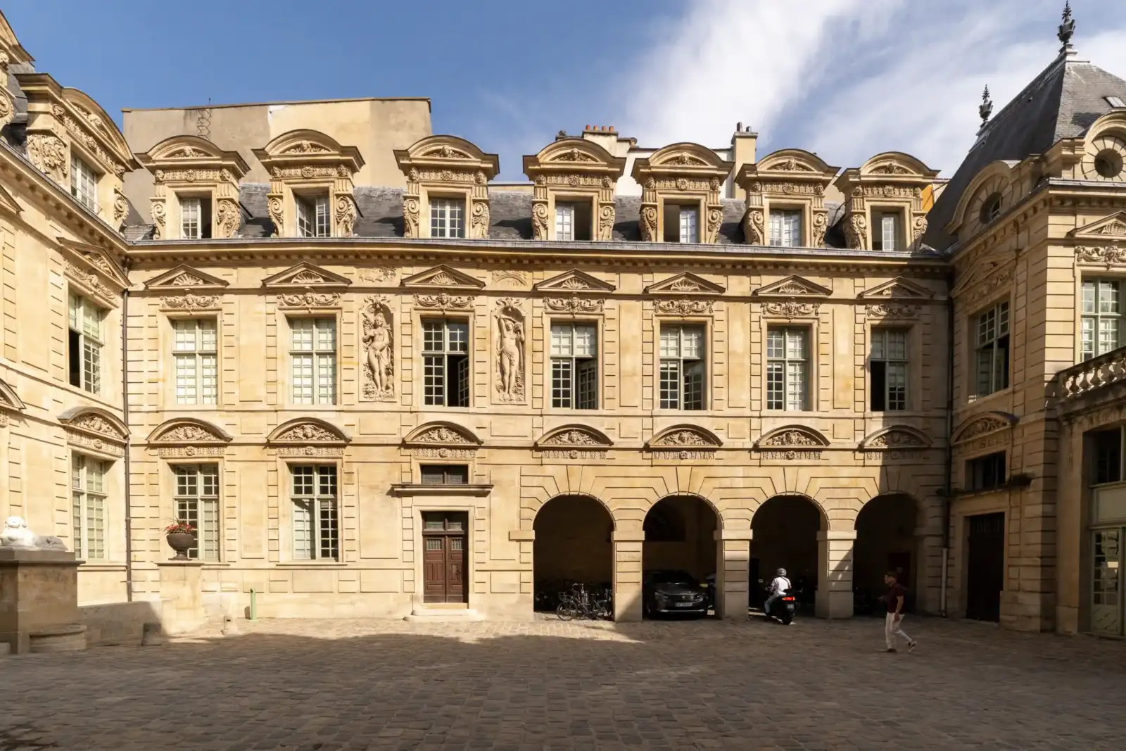 Façade classique en pierre blonde de l hôtel de Sully à Paris sous un ciel bleu.