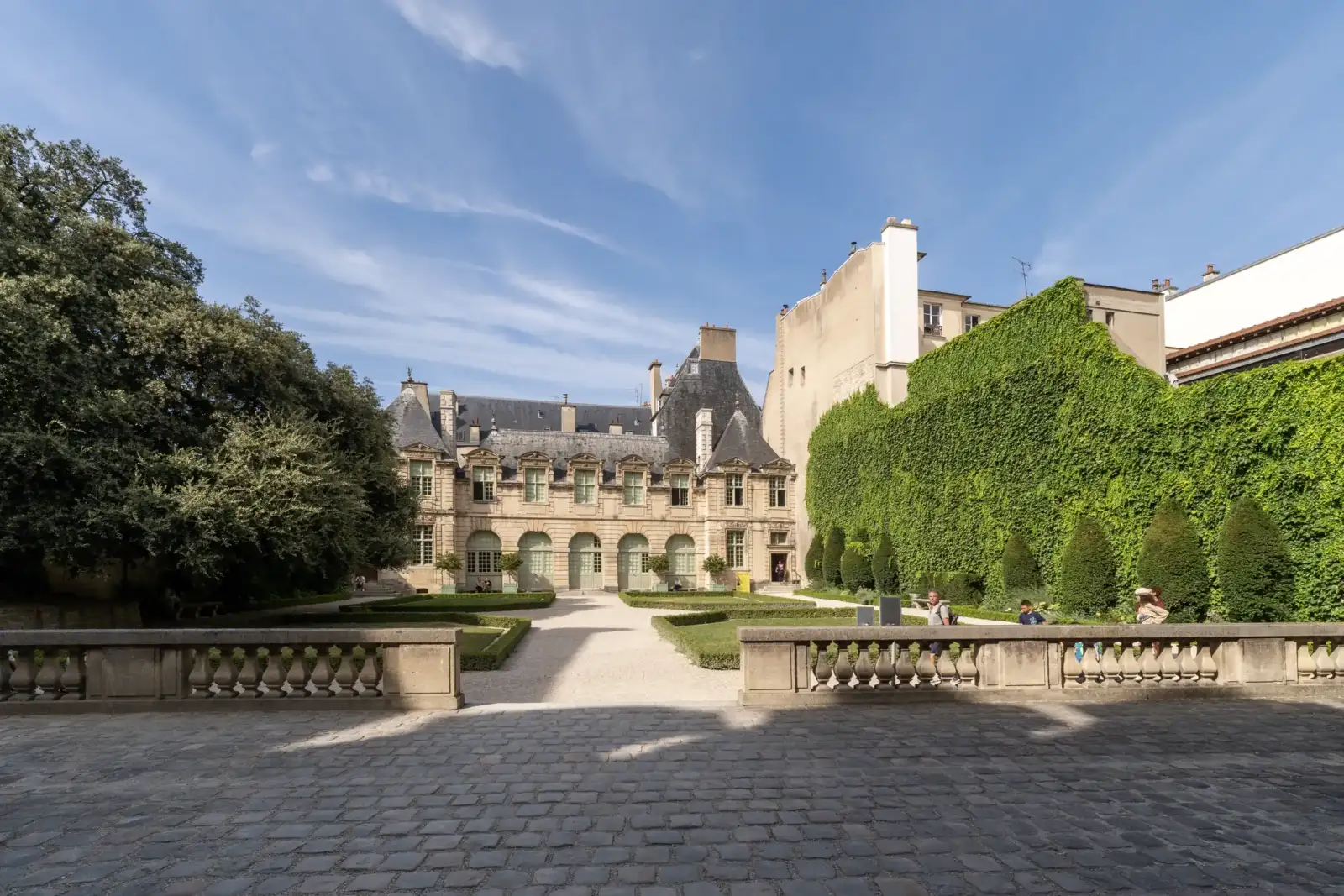 Vue de la cour intérieure et du jardin élégant de l'hôtel de Sully à Paris.