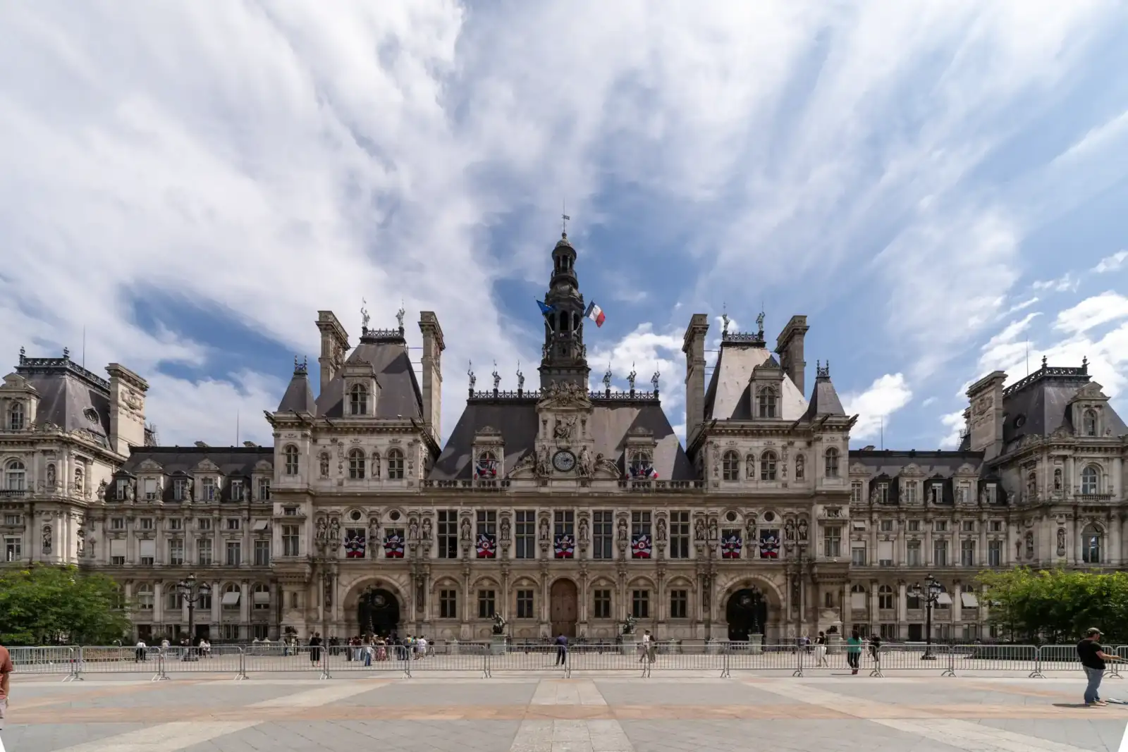 Façade imposante de l Hotel de Ville de Paris sous un ciel nuageux.