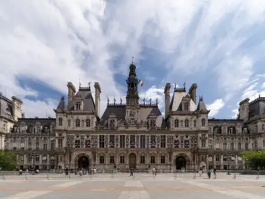Façade imposante de l Hotel de Ville de Paris sous un ciel nuageux.