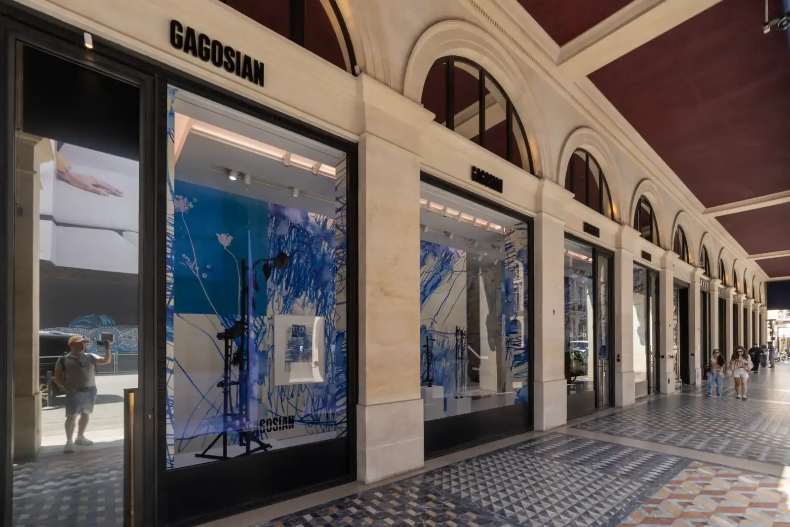 La devanture de la galerie Gagosian présente une exposition artistique aux tons bleus.