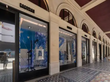 La devanture de la galerie Gagosian présente une exposition artistique aux tons bleus.