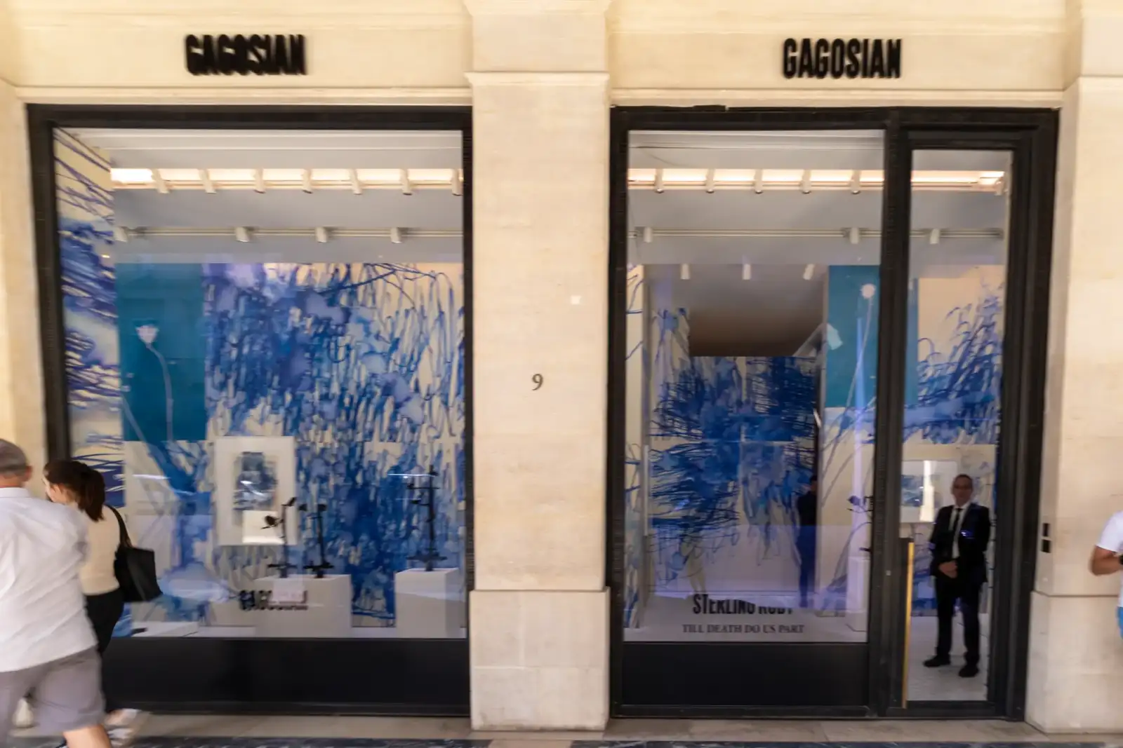 La façade de la galerie Gagosian à Paris présente des vitrines aux motifs bleus.