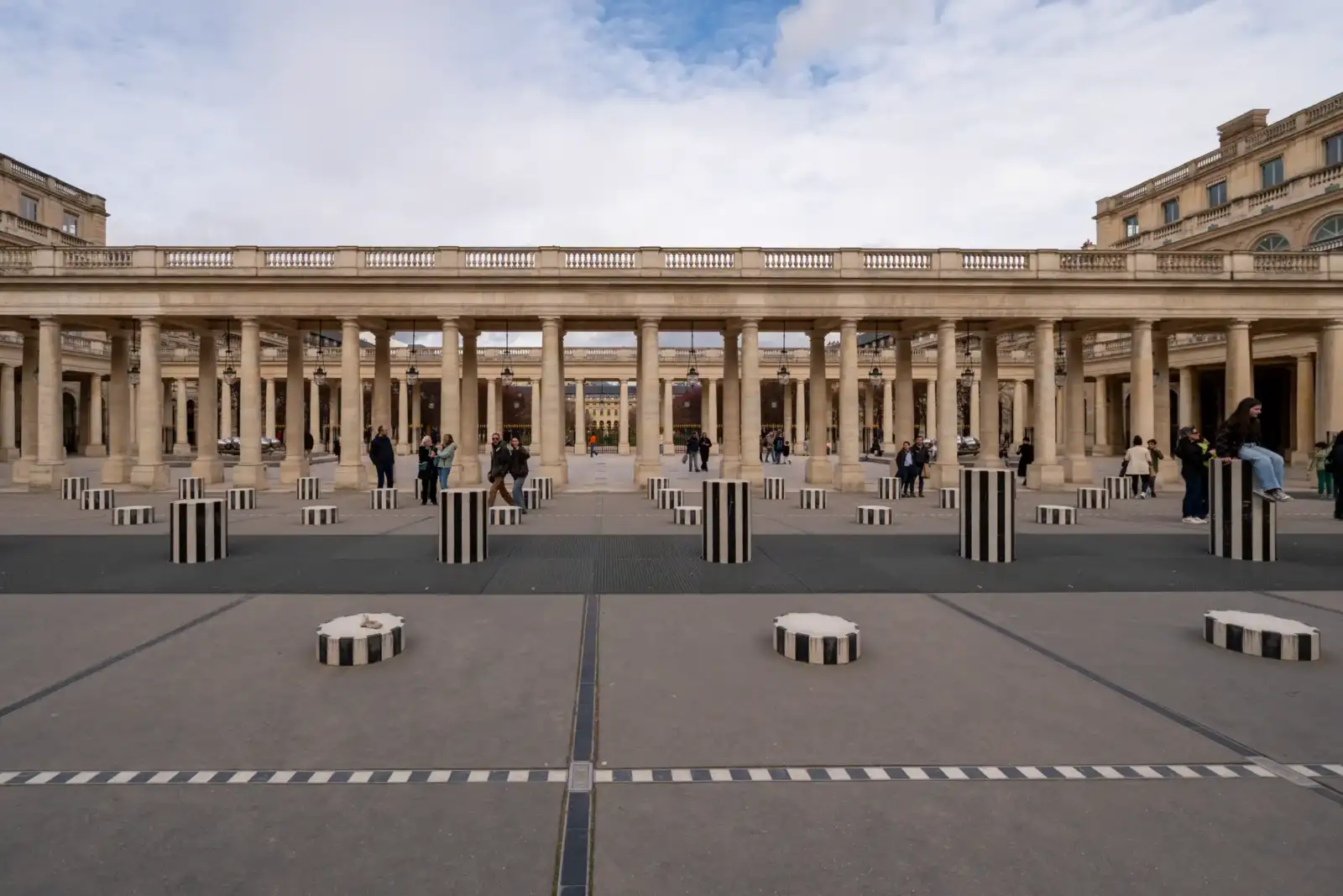 Les colonnes de Buren rayées noir et blanc dans la cour du Palais Royal.