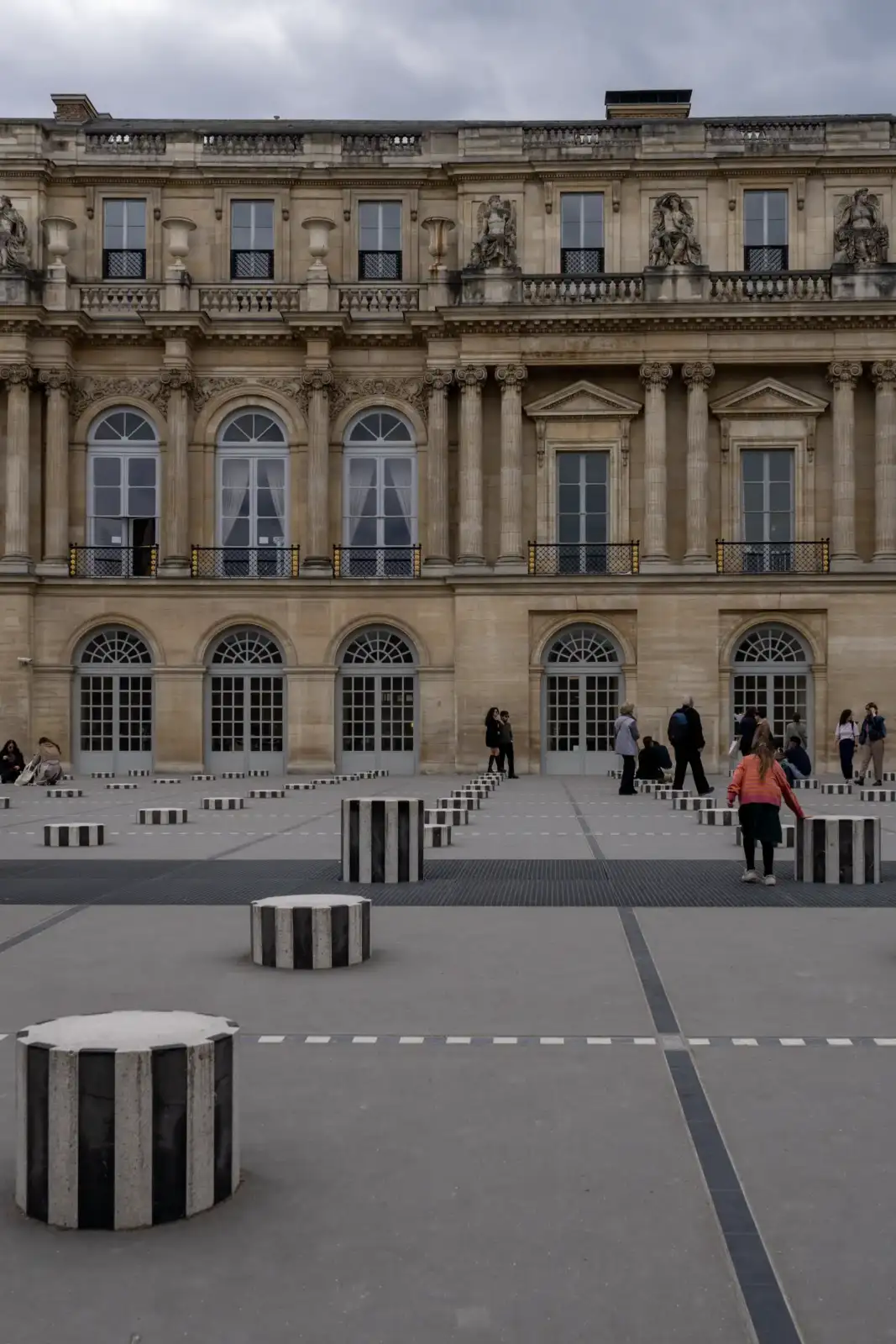 Les colonnes de Buren rayées décorent la cour du Palais Royal à Paris.