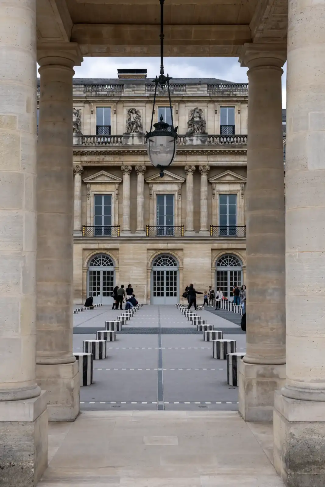 Les colonnes de Buren rayées dans la cour du Palais Royal à Paris.