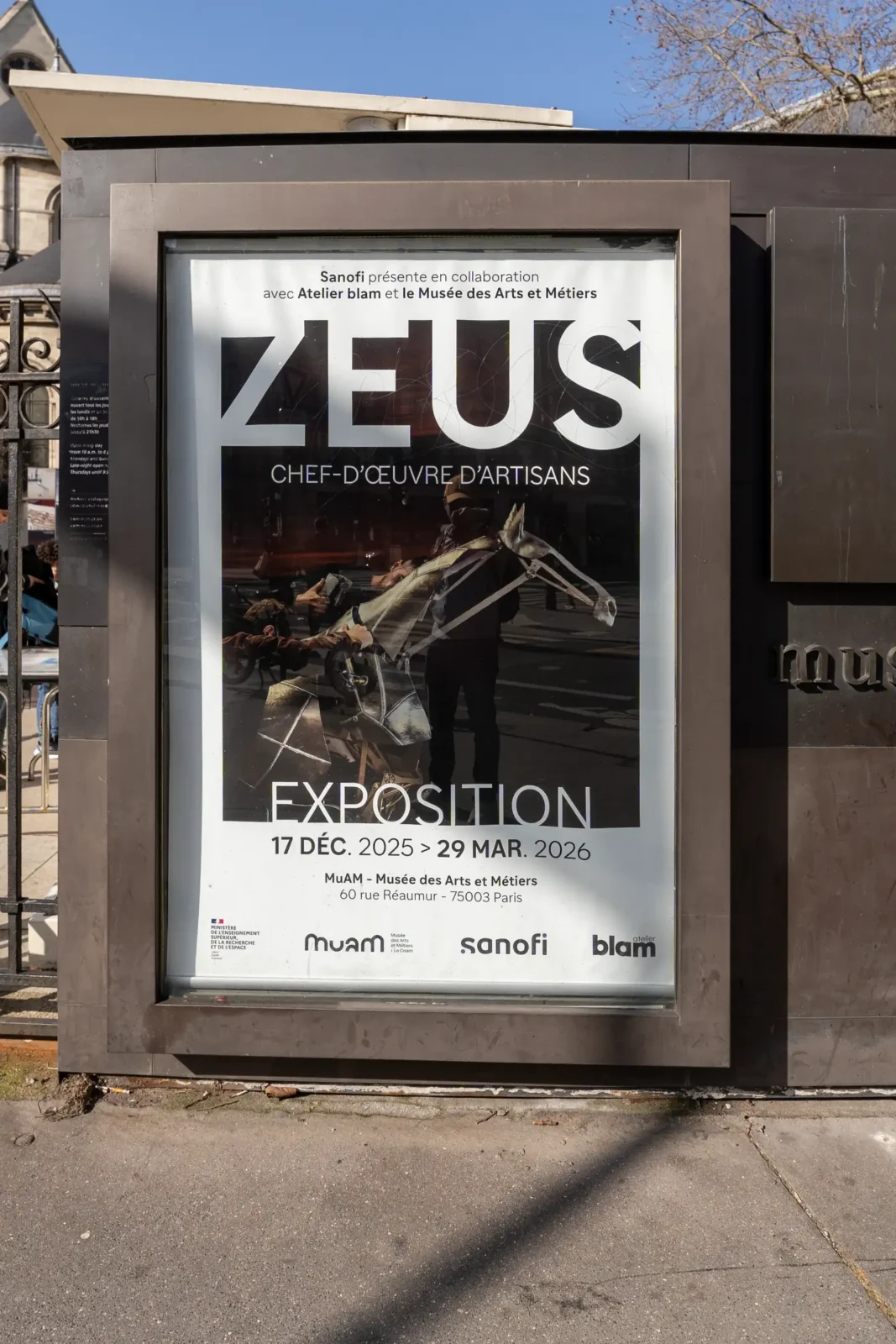 Une affiche publicitaire pour l'exposition Zeus au Musée des Arts et Métiers à Paris.