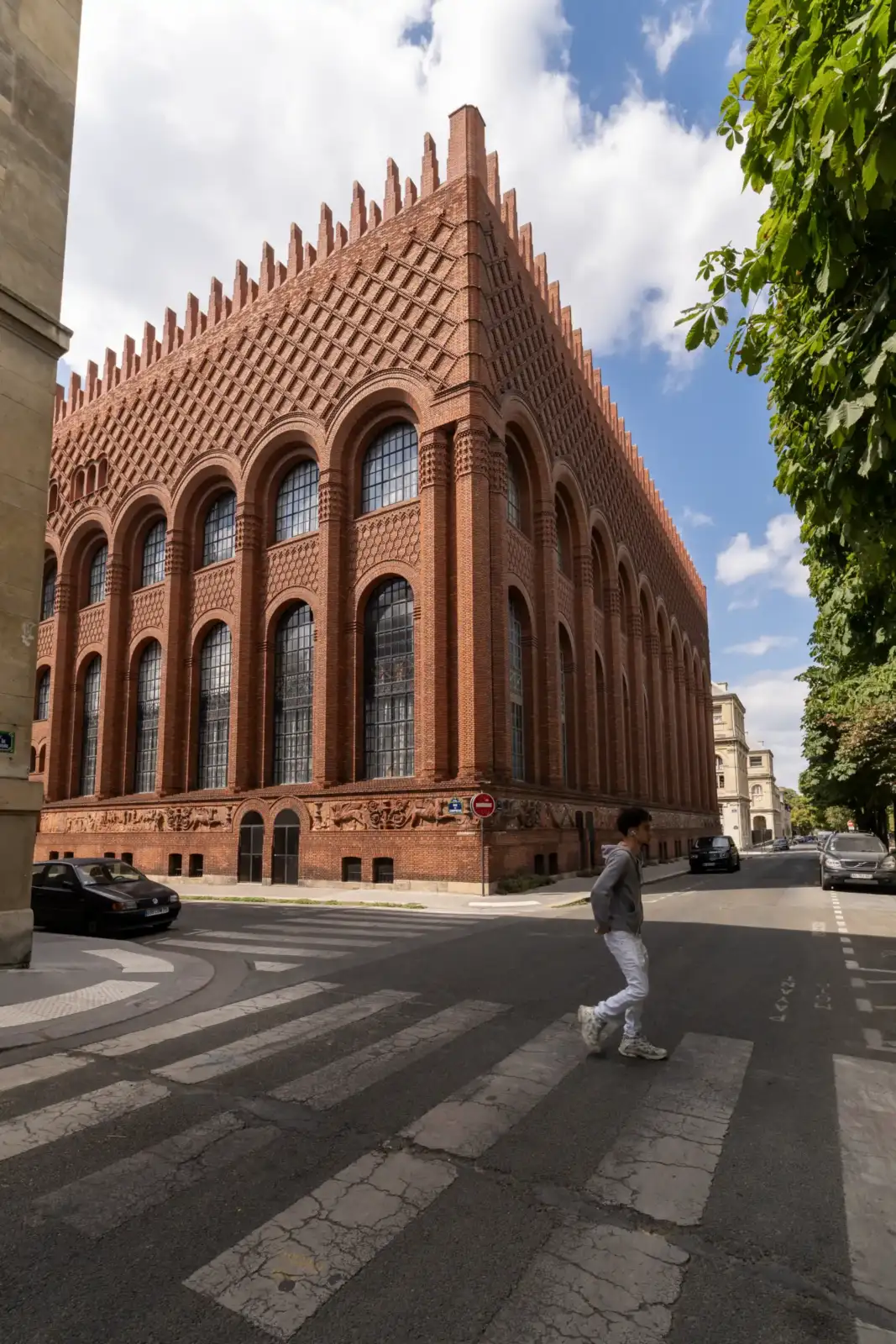 Vue en contre-plongée de la façade de l institut d art et d archeologie à Paris.
