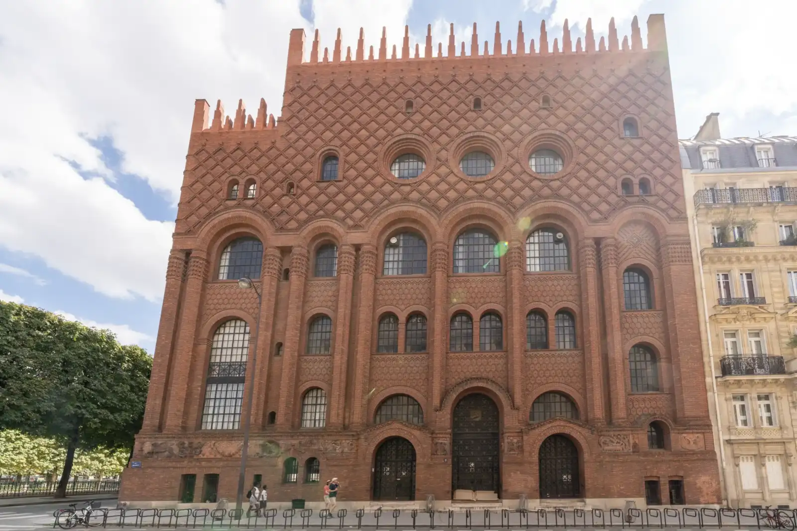 La façade en briques rouges de l'Institut d'art et d'archéologie à Paris.