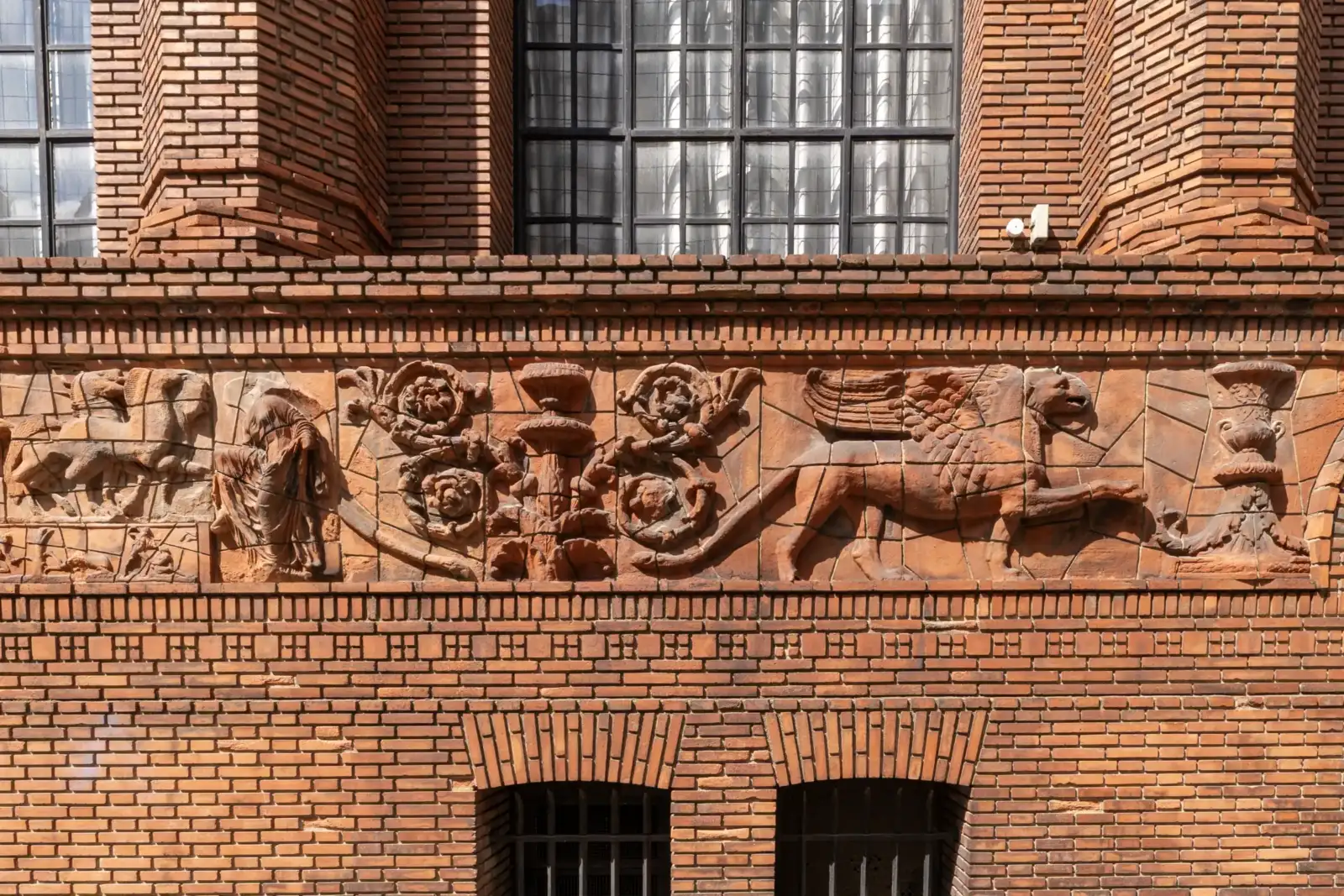 Gros plan sur la façade en briques rouges de l institut d art et d archeologie a Paris.