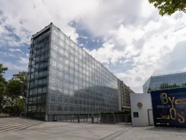 Vue extérieure de l Institut du monde arabe à Paris sous un ciel nuageux.
