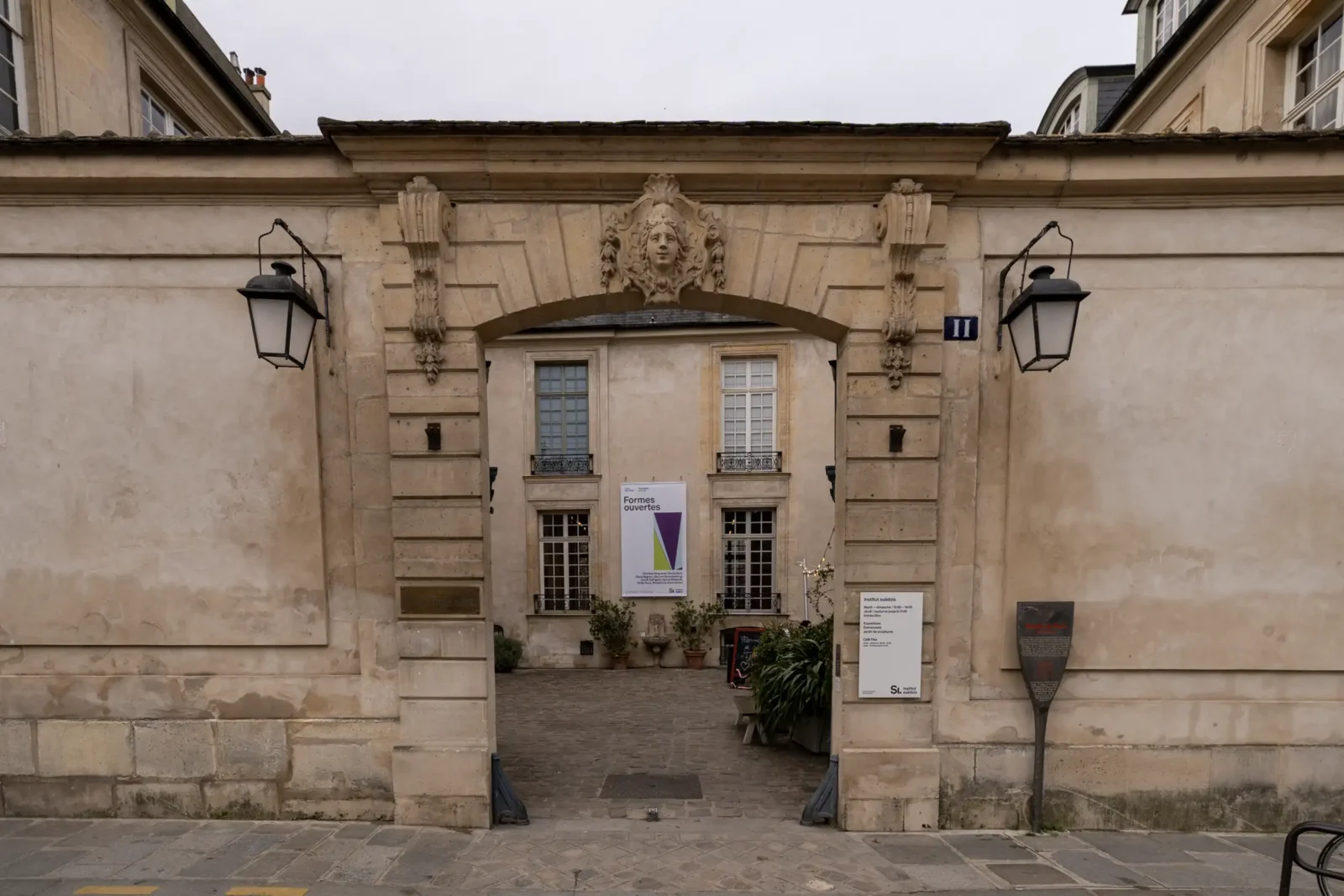 La façade en pierre de l'Institut suédois à Paris avec son porche monumental sculpté.
