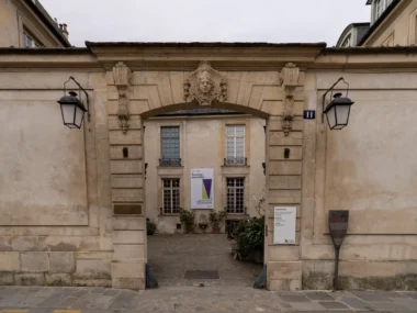 La façade en pierre de l'Institut suédois à Paris avec son porche monumental sculpté.