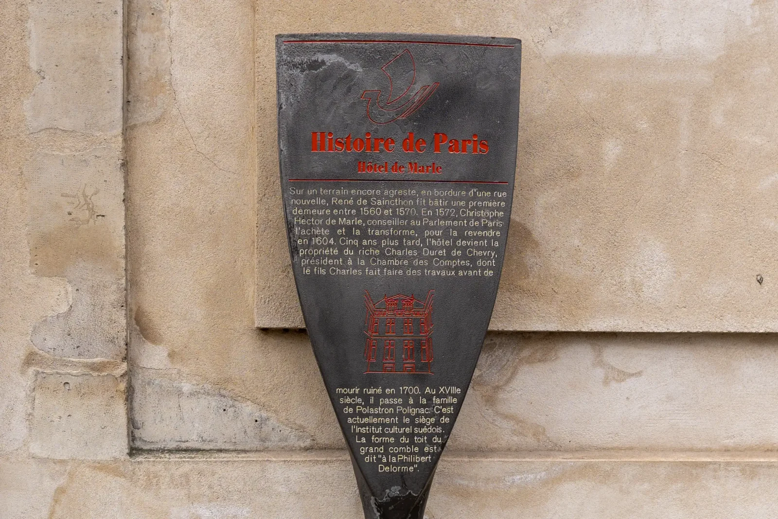 Plaque informative en métal sur le mur de l'Institut suédois à Paris.