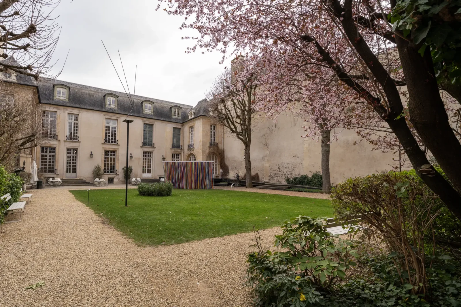 La cour fleurie de l'Institut suédois à Paris avec son jardin et bâtiment classique.