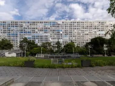 Vue extérieure du jardin Atlantique à Paris avec son grand immeuble moderne en arrière-plan.