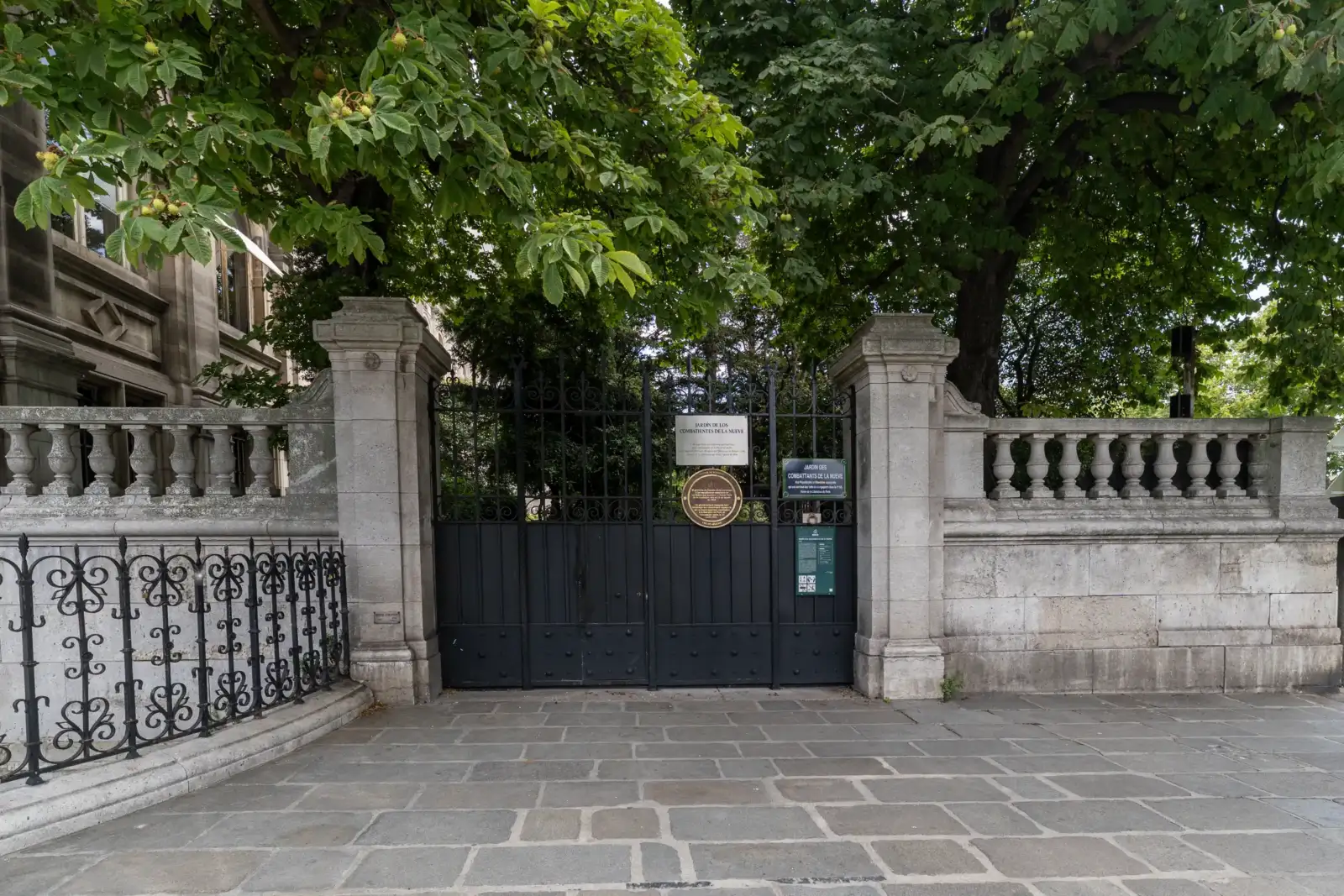 Entrée principale du jardin des Combattants de la Nueve avec son grand portail noir.