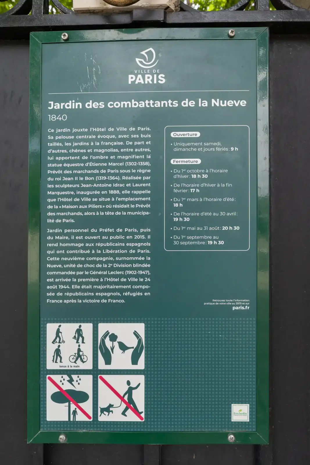 Un panneau vert de la Ville de Paris présente le Jardin des combattants de la Nueve.