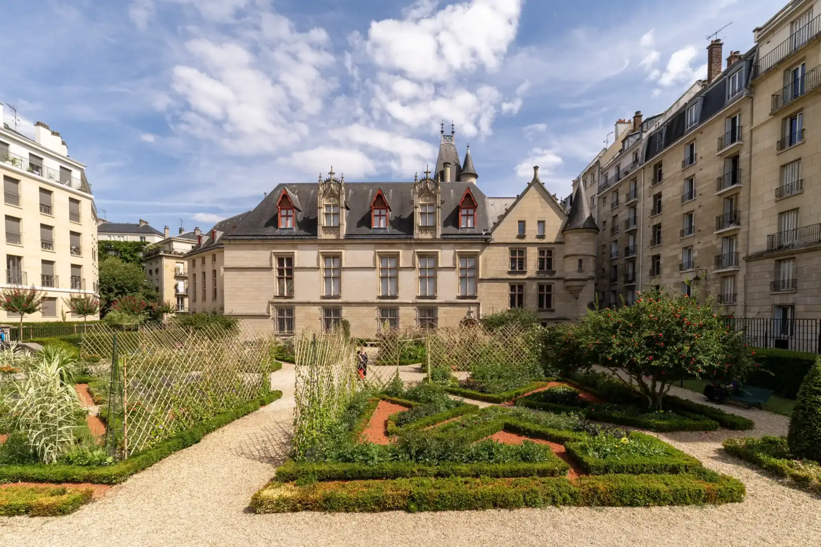 Vue de la façade de l'Hôtel de Sens depuis son jardin à la française.