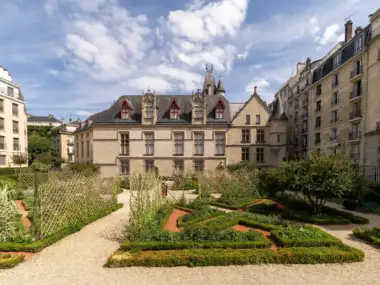 Vue de la façade de l'Hôtel de Sens depuis son jardin à la française.